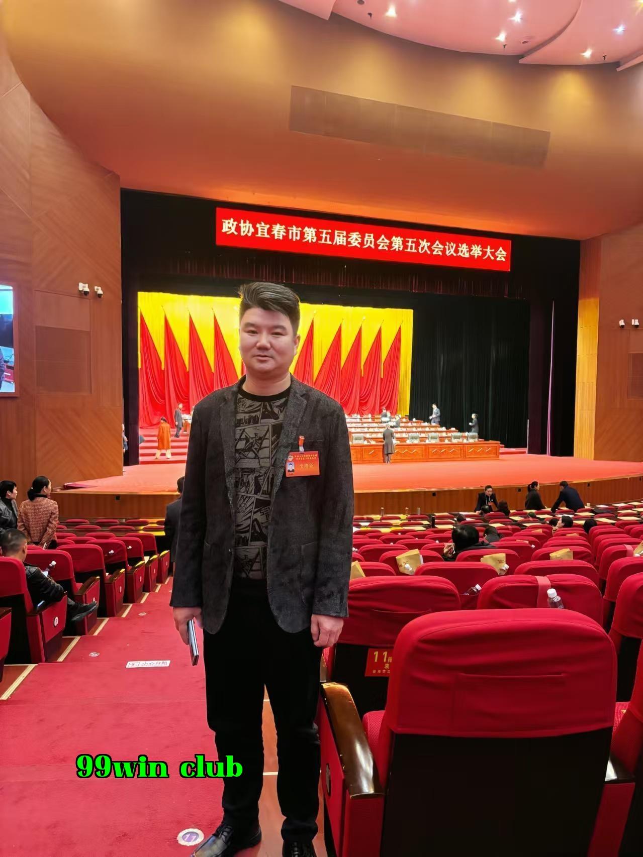 Chúc mừng Chủ tịch Công ty Thiết bị Máy móc Hộp giấy Song Tân huyện Thượng Cao được bầu làm thành viên Hội đồng Chính trị - Xã hội lần thứ năm tỉnh Duy Xuân.
